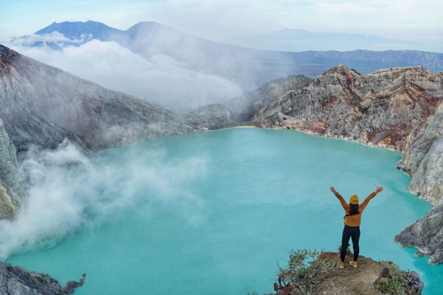 Wisatawan berfoto di Kawah Ijen, Banyuwangi, Jawa Timur. Foto: Helmi Afandi Abdullah/kumparan