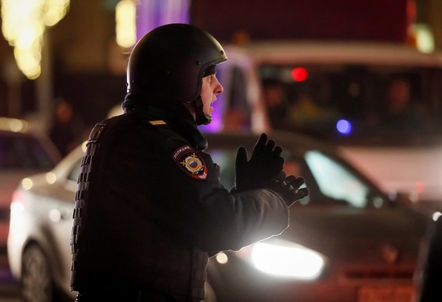 Polisi berjaga setelah insiden penembakan di sekitar gedung Layanan Keamanan Federal (FSB), Moskow, Rusia, Kamis (19/12). Foto: REUTERS/Shamil Zhumatov