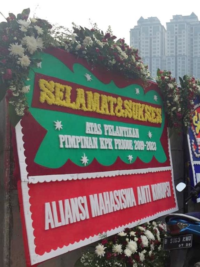 Karangan bunga ucapan selamat atas pelantikan Pimpinan KPK baru memenuhi gedung Merah Putih KPK. Foto: Muhammad Lutfan Darmawan/kumparan