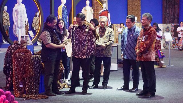 Presiden Joko Widodo melihat produk-produk pada UMKM Export Brilian Preneur di JCC Senayan, Jakarta, Jumat (20/12).
 Foto: Fanny Kusumawardhani/kumparan