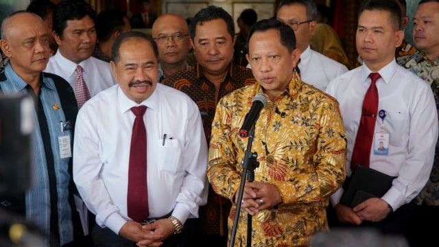 Pertemuan Menteri Dalam Negeri Tito Karnavian dengan Kepala PPATK Kiagus Ahmad Badaruddin di Kemendagri, Jakarta, Jumat (20/12). Foto: Jamal Ramadhan/kumparan