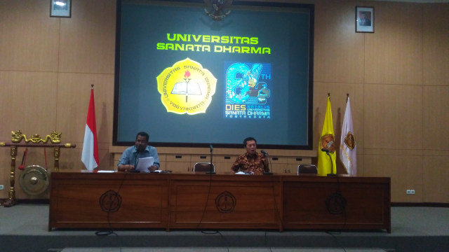 Rektor Uiversitas Sanata Dharma Yogya, Joganes Eka Priyatma (kanan) dan Dosen Fakultas Sastra Yoseph Yapi Taum (kiri) memberi paparan saat konferensi pers, Kamis (19/12).