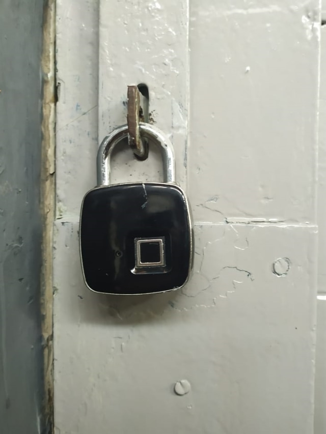 Sel Setya Novanto di Lapas Sukamiskin yang gunakan gembok sidik jari. Foto: Rachmadi Rasyad/kumparan