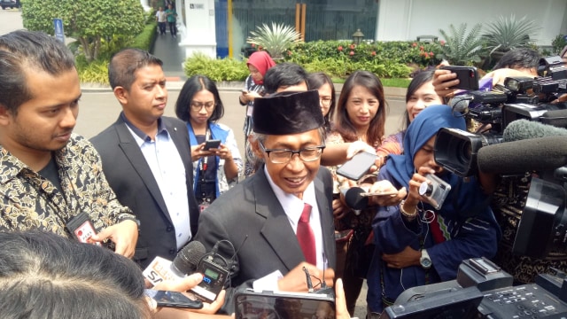 Artidjo Alkostar tiba di Istana Negara. Foto: Fahrian Saleh/kumparan