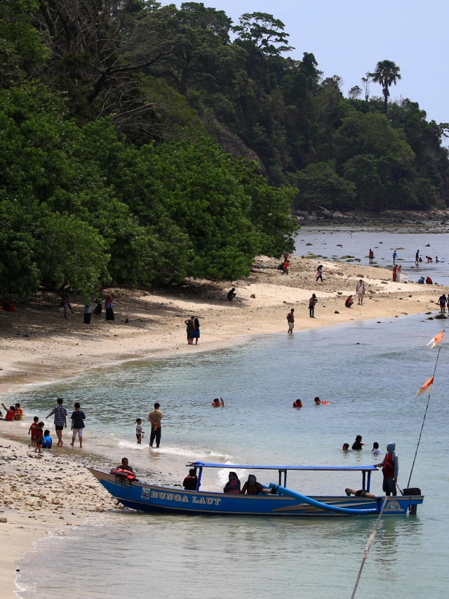 Suasana PantaI Pangandaran jelang Hari Natal, Jumat (10/12). Foto: Aditia Noviansyah/kumparan