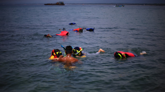 Wisata snorkling di PantaI Pangandaran jelang Hari Natal, Jumat (10/12). Foto: Aditia Noviansyah/kumparan