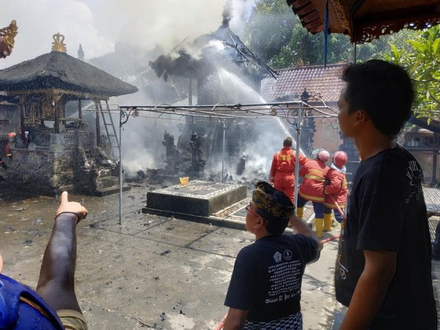 Petugas Damkar berusaha memadamkan api (KR7)