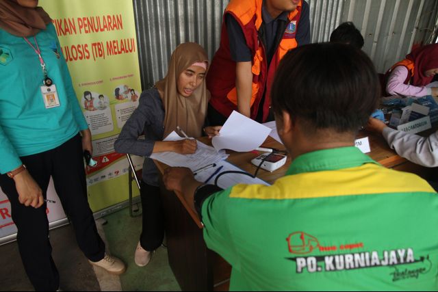 Sopir dan awak bus antar kota antara provinsi (AKAP) saat diperiksa kesehatannya di Terminal Lebak Bulus, Jakarta Selatan. Foto: Iqbal Firdaus/kumparan
