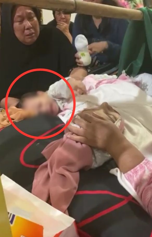 Balita menangis sembari memeluk ibunya yang telah tiada. (Foto: Facebook/Insan Tonji)