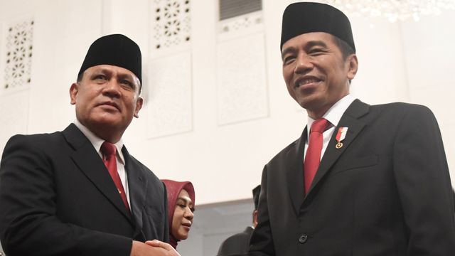Presiden Joko Widodo (kanan) berjabat tangan dengan Ketua KPK Firli Bahuri (kiri) usai upacara pelantikan di Istana Merdeka, Jakarta, Jumat (20/12). Foto: ANTARA FOTO/Akbar Nugroho Gumay