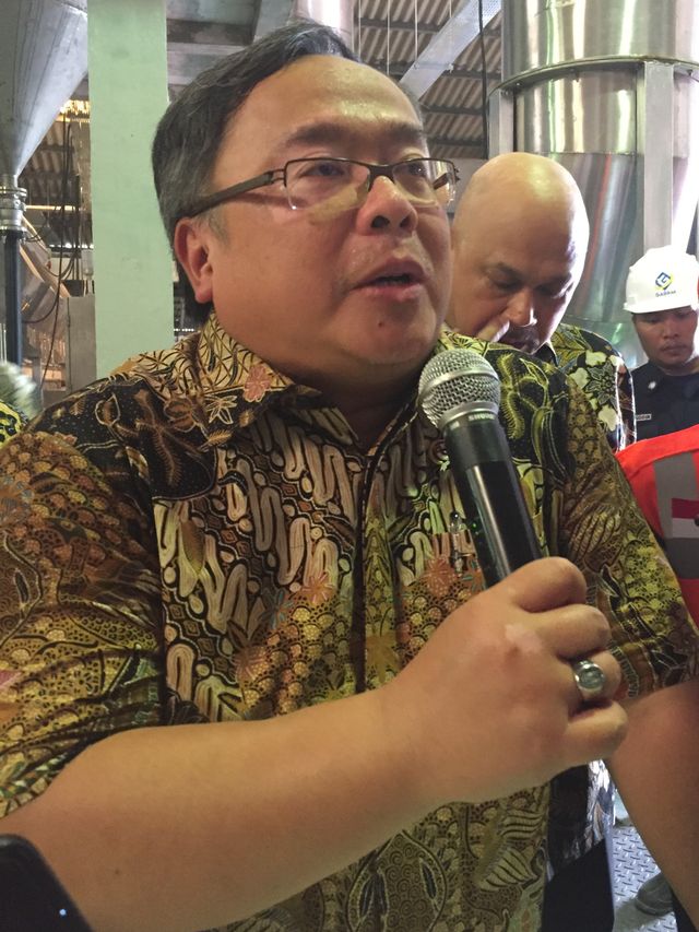 Menteri Riset dan Teknologi Bambang Brodjonegoro usai meresmikan komisioning pilot project garam industri di Manyar, Gresik.  Foto: Yuana Fatwalloh/kumparan 