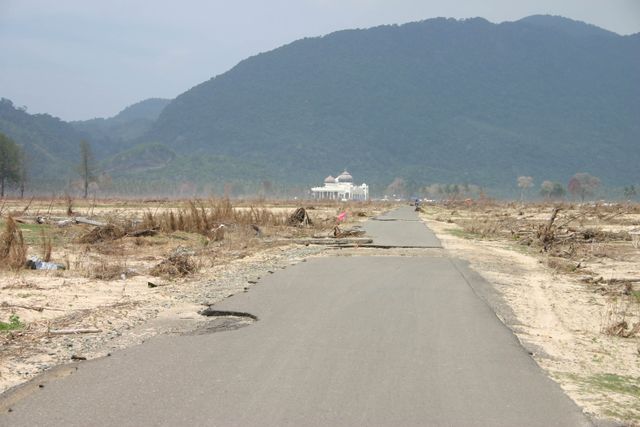 Masjid Rahmatillah Lampuuk, satu-satunya bangunan yang tersisa setelah tsunami di sana, foto diambil 7 Februari 2005. Foto: Adi Warsidi 