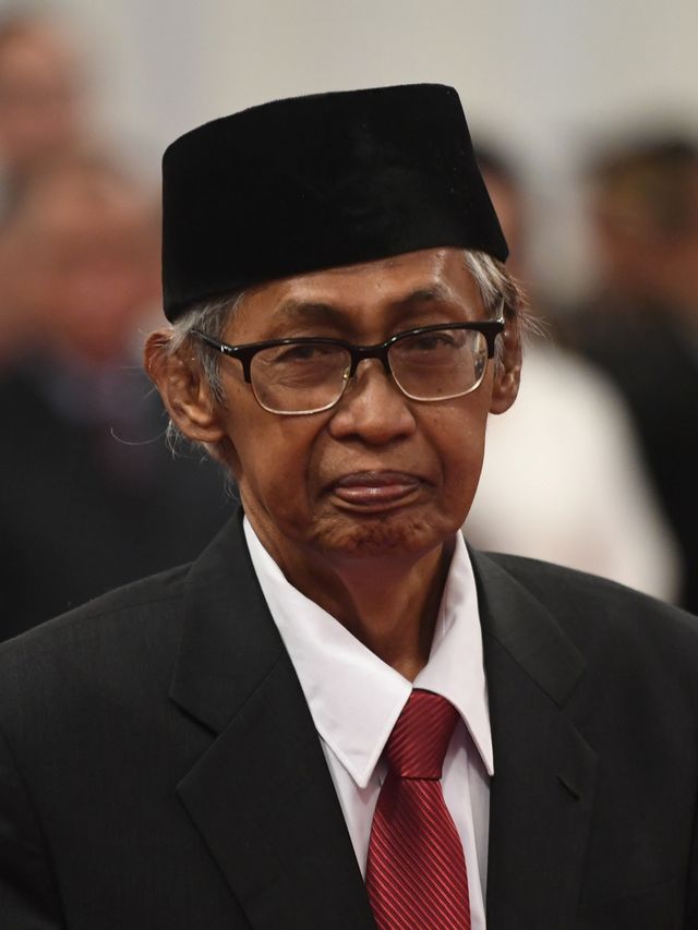 Anggota Dewan Pengawas KPK Artidjo Alkostar mengikuti upacara pelantikan Pimpinan dan Dewan Pengawas KPK di Istana Negara, Jakarta.  Foto: ANTARA FOTO/Akbar Nugroho Gumay