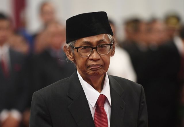 Anggota Dewan Pengawas KPK Artidjo Alkostar mengikuti upacara pelantikan Pimpinan dan Dewan Pengawas KPK di Istana Negara, Jakarta.  Foto: ANTARA FOTO/Akbar Nugroho Gumay