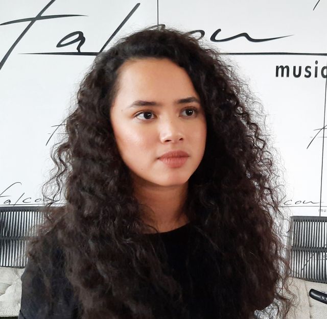 Penyanyi Wizzy ditemui di kawasan Warung Buncit, Jakarta Selatan, Jumat (20/12) Foto: Maria Gabrielle Putrinda/kumparan