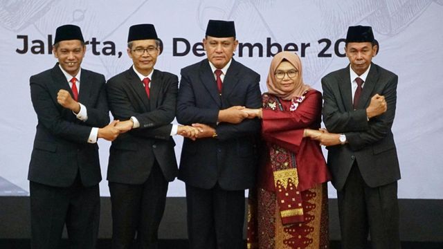 Pimpinan KPK saat acara serah terima jabatan dan pisah sambut Pimpinan dan Dewan Pengawas KPK di Istana Negara, Jakarta, Jumat (20/12).
 Foto: Irfan Adi Saputra/kumparan