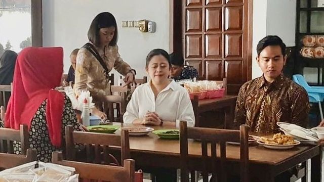 Gibran Rakabuming (kanan) saat makan bersama dengan Puan Maharani di Soto Gading, Solo. Foto: Instagram/ @gibran_rakabuming 