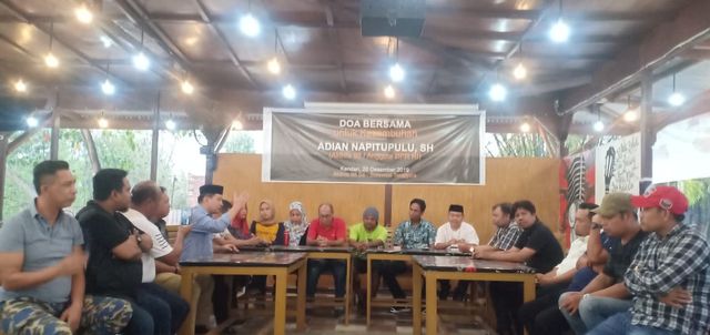Alumni aktivis 98 di Sultra doa bersama untuk Adian Napitupulu. Foto : Wiwid Abid Abadi/kendarinesia
