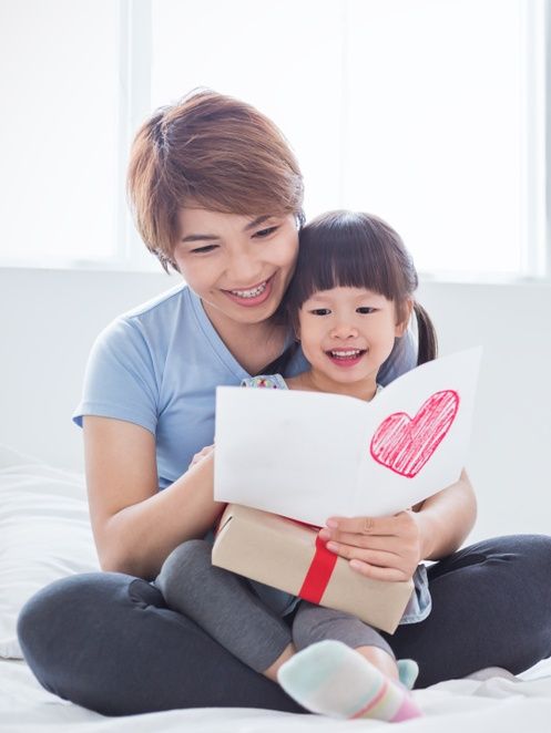 Ilustrasi ibu dan anak sedang membaca. Foto: Shutterstock