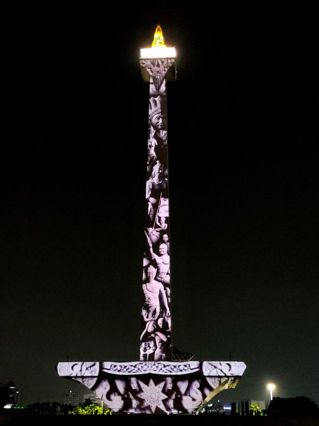 Warna-warni lampu bermain indah dalam video mapping yang digelar di Monas. Foto:  Helinsa Rasputri/kumparan 