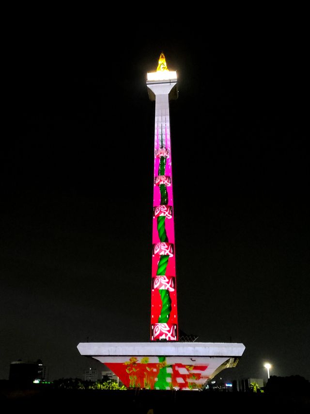 Warna-warni lampu bermain indah dalam video mapping yang digelar di Monas. Foto:  Helinsa Rasputri/kumparan 