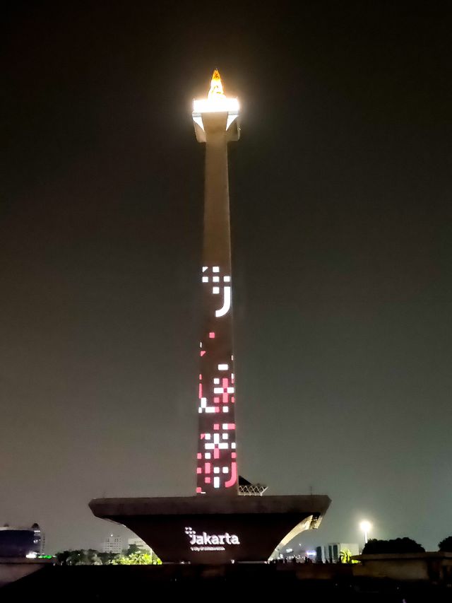Warna-warni lampu bermain indah dalam video mapping yang digelar di Monas. Foto:  Helinsa Rasputri/kumparan 