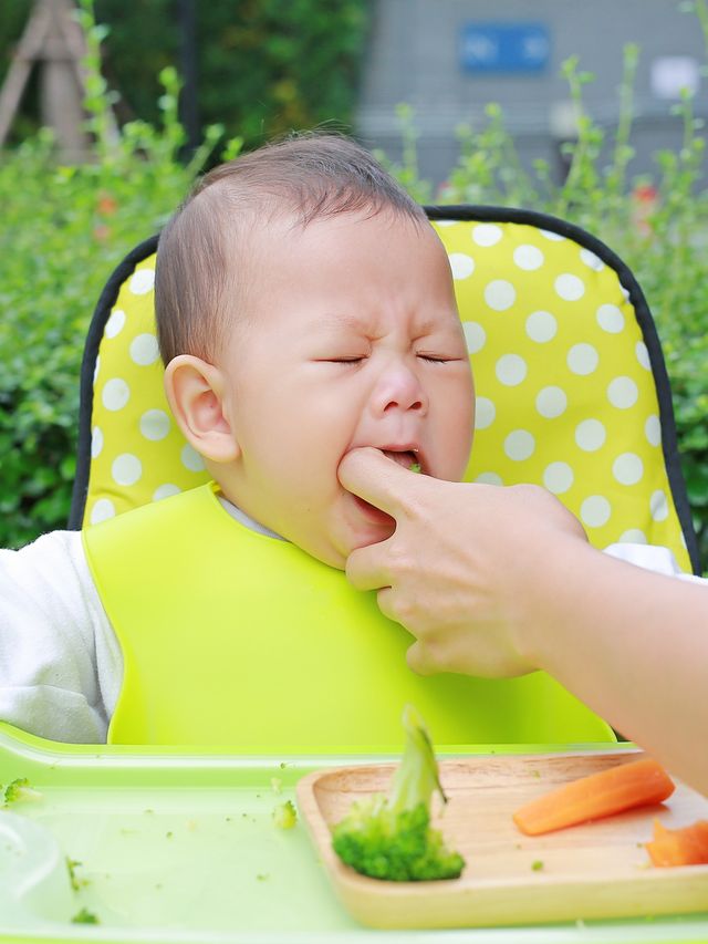 Ilustrasi bayi tersedak saat makan. Foto: Shutter Stock