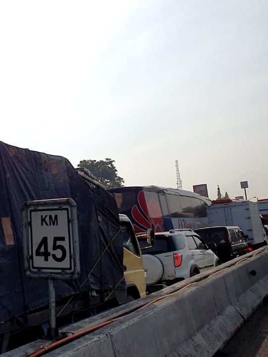 Arus lalu lintas di Tol Ciawi menuju Puncak dan Sukabumi. Foto: Arifin Asydhad/kumparan