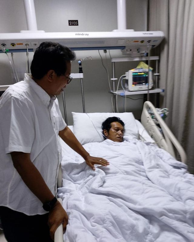 Juru bicara Presiden Jokowi, Fadjroel Rachman, menjenguk Adian Napitupulu. Foto: Instagram/@fadjroelrachman