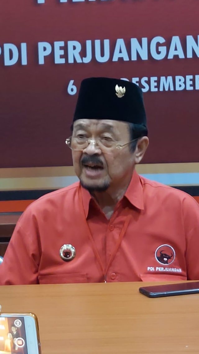 Bakal Calon Wali Kota Solo, Achmad Purnomo saat temu media di Panti Marhaen DPD PDIP Jateng. Foto: Afiati Tsalitsati/Kumparan