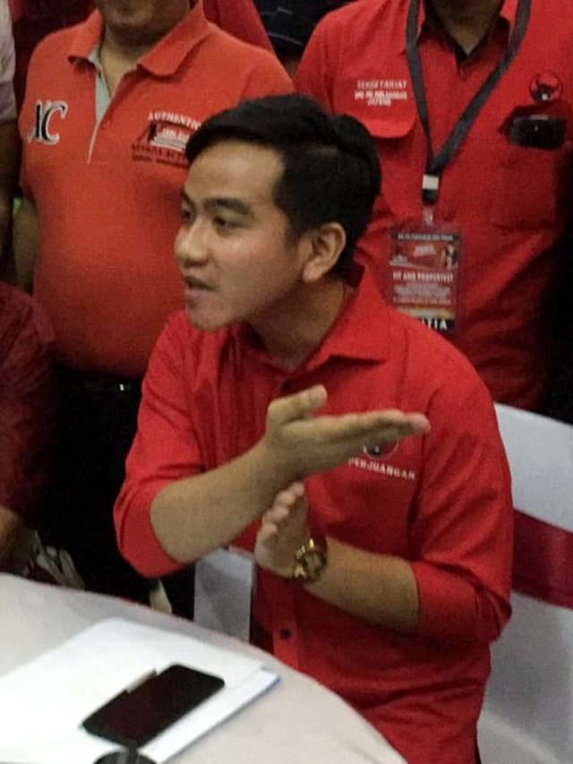 Gibran Rakabuming Raka, tampak ngobrol santai bersama salah satu Kadett DPC PDIP Kota Solo Ginda Ferachtriawan sebelum dipanggil Fit and Proper test. Foto: Afiati Tsalitsati/Kumparan