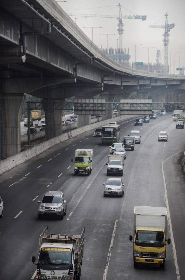 Sejumlah kendaraan melintasi Tol Jakarta-Cikampek di Bekasi, Jawa Barat, Sabtu (21/12/2019). Foto: ANTARA FOTO/Fakhri Hermansyah