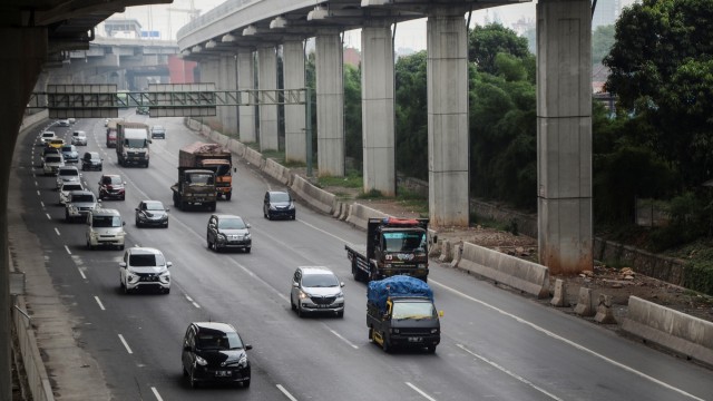 Sejumlah kendaraan melintasi Tol Jakarta-Cikampek di Bekasi, Jawa Barat, Sabtu (21/12/2019). Foto: ANTARA FOTO/Fakhri Hermansyah