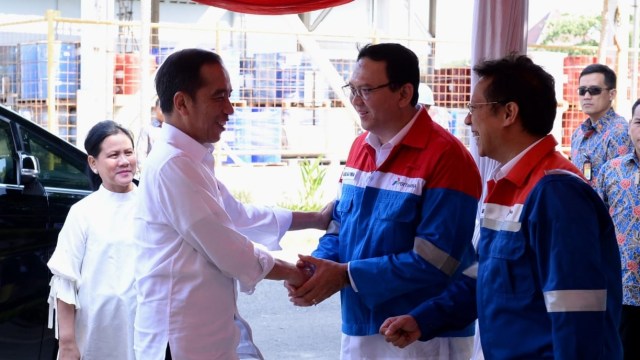 Komut Pertamina Basuki Tjahaja Purnama alias Ahok menyambut kedatangan Presiden Joko Widodo di kilang PT TPPI di Kabupaten Tuban, Jawa Timur, Sabtu (21/12). Foto: Dok. Biro Pers Sekretariat Presiden