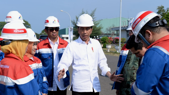 Presiden Joko Widodo saat meninjau kilang PT Trans Pacific Petrochemical Indotama (TPPI) di Kecamatan Jenu, Tuban, Jawa Timur, Sabtu (21/12). Foto: Dok. Biro Pers Sekretariat Presiden