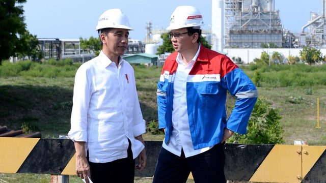 Presiden Joko Widodo didampingi Komut Pertamina Basuki Tjahaja Purnama saat meninjau kilang PT TPPI, di Kecamatan Jenu, Tuban, Jawa Timur, Sabtu (21/12). Foto: Dok. Biro Pers Sekretariat Presiden