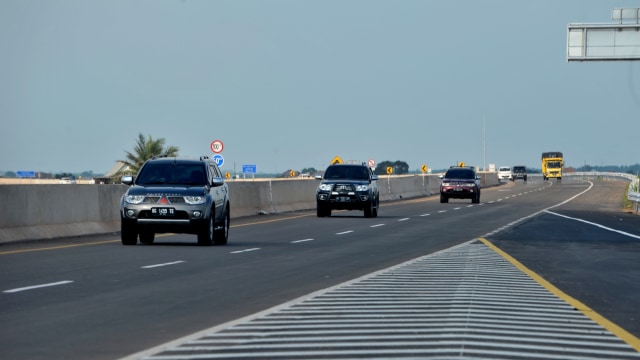 Sejumlah kendaraan melintasi ruas jalan tol Palembang - Kayu Agung, Sumsel, Sabtu (21/12/2019). Foto: ANTARA FOTO/Feny Selly