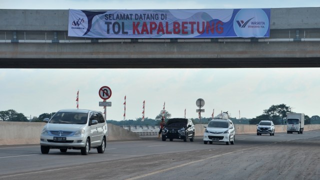 Sejumlah kendaraan melintasi ruas jalan tol Palembang - Kayu Agung, Sumsel, Sabtu (21/12/2019). Foto: ANTARA FOTO/Feny Selly