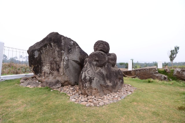 Megalitikum berbentuk laki-laki menunggang gajah yang ditemukan di desa pajar bulan, Minggu (22/12) Foto: ary priyanto/Urban Id