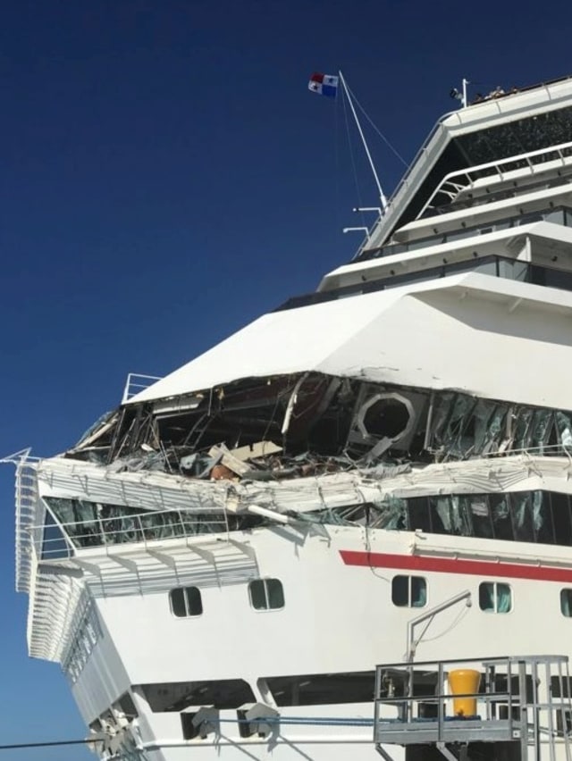 Kerusakan Carnival Glory terlihat setelah tabrakan dengan kapal pesiar lain di pelabuhan pelayaran Cozumel, Meksiko. Foto: Jordan Moseley via REUTERS
