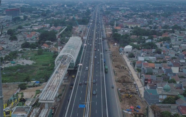 Foto Udara Sejumlah kendaraan melintasi Tol Jakarta-Cikampek di Bekasi, Jawa Barat. Foto: ANTARA FOTO/ Fakhri Hermansyah