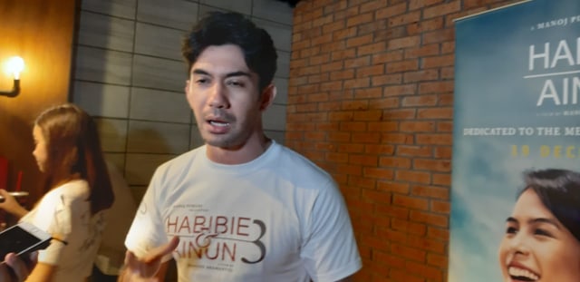 Pemeran film Habibie & Ainun 3, Reza Rahadian, Meet and Greet Habibie & Ainun 3 yang diselenggarakan di Hartono Mall Yogyakarta, Sabtu (21/12/2019). Foto: len.