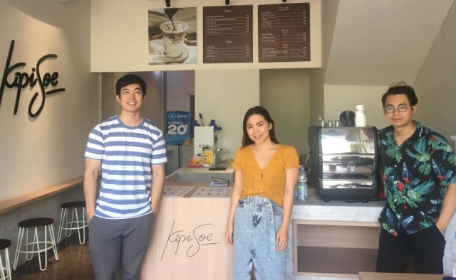 Sylvia Surya (tengah), founder kedai kopi bernama Kopi Soe