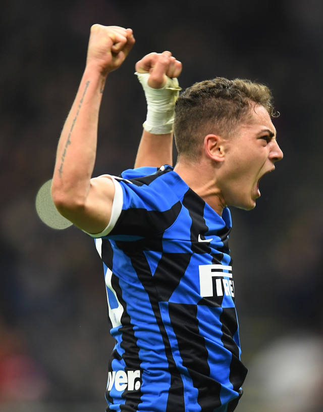 Sebastiano Esposito melakukan selebrasi usai membobol gawang Genoa. Foto: Reuters/Daniele Mascolo