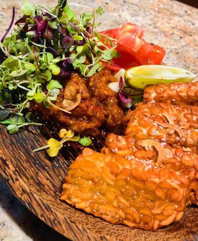 Hendra Lie menyajikan berbagai makanan Indonesia di Festival Kuliner Queen Night Market di Amerika Serikat. Foto: Dok. Instagram @warungjancooknyc