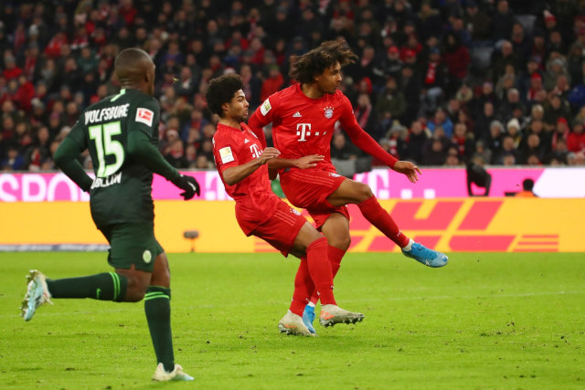 Joshua Zirkzee (kanan) mencetak gol ke gawang Wolfsburg.