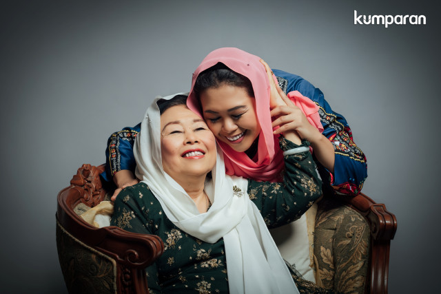 Yenny Wahid dan Sinta Nuriyah untuk program kumparanWOMAN, 'My Mom, My Inspiration'. Stylist: Anantama Putra, Makeup: Linda Kusumadewi. Foto: SweetEscape