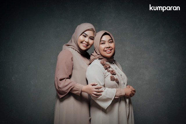 Tika Mulya dan Ibunya, Elidawati Ali Oemar untuk program kumparanWOMAN, 'My Mom, My Inspiration'.
 Foto: Stylist: Anantama Putra, Makeup: Irma Gerungan, Wardrobe: Elzatta, Foto: SweetEscape