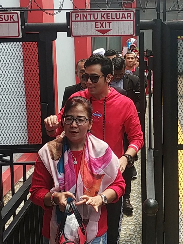 Kriss Hatta bersama ibunya saat keluar dari LP Cipinang, Jakarta Timur.  Foto: Alexander Vito/kumparan 