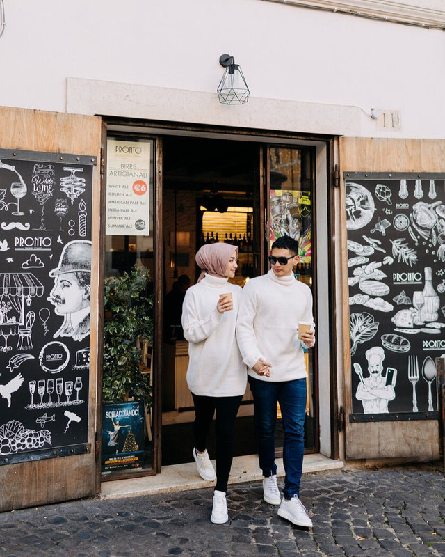 Mengenakan baju kembar berpalet putih-putih, Citra dan Rezky tampak meninggalkan coffee shop dengan menggenggam kopi hangat. Foto: Instagram @thereal_rezkyadhitya